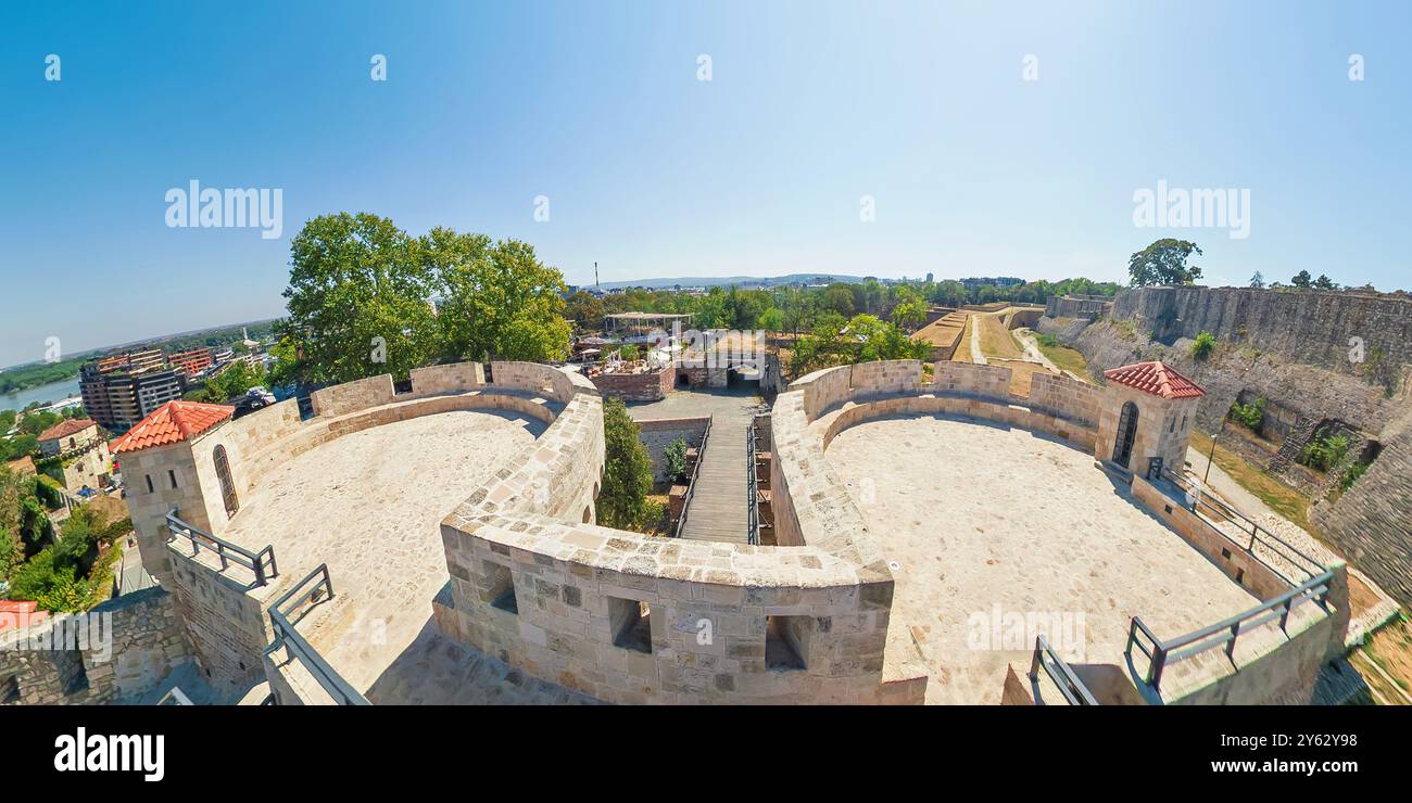 Vista aerea panoramica della fortezza di Belgrado in una soleggiata giornata estiva, mostrando antiche mura e torri, con i fiumi Sava e Danubio confluiscono nel Foto Stock