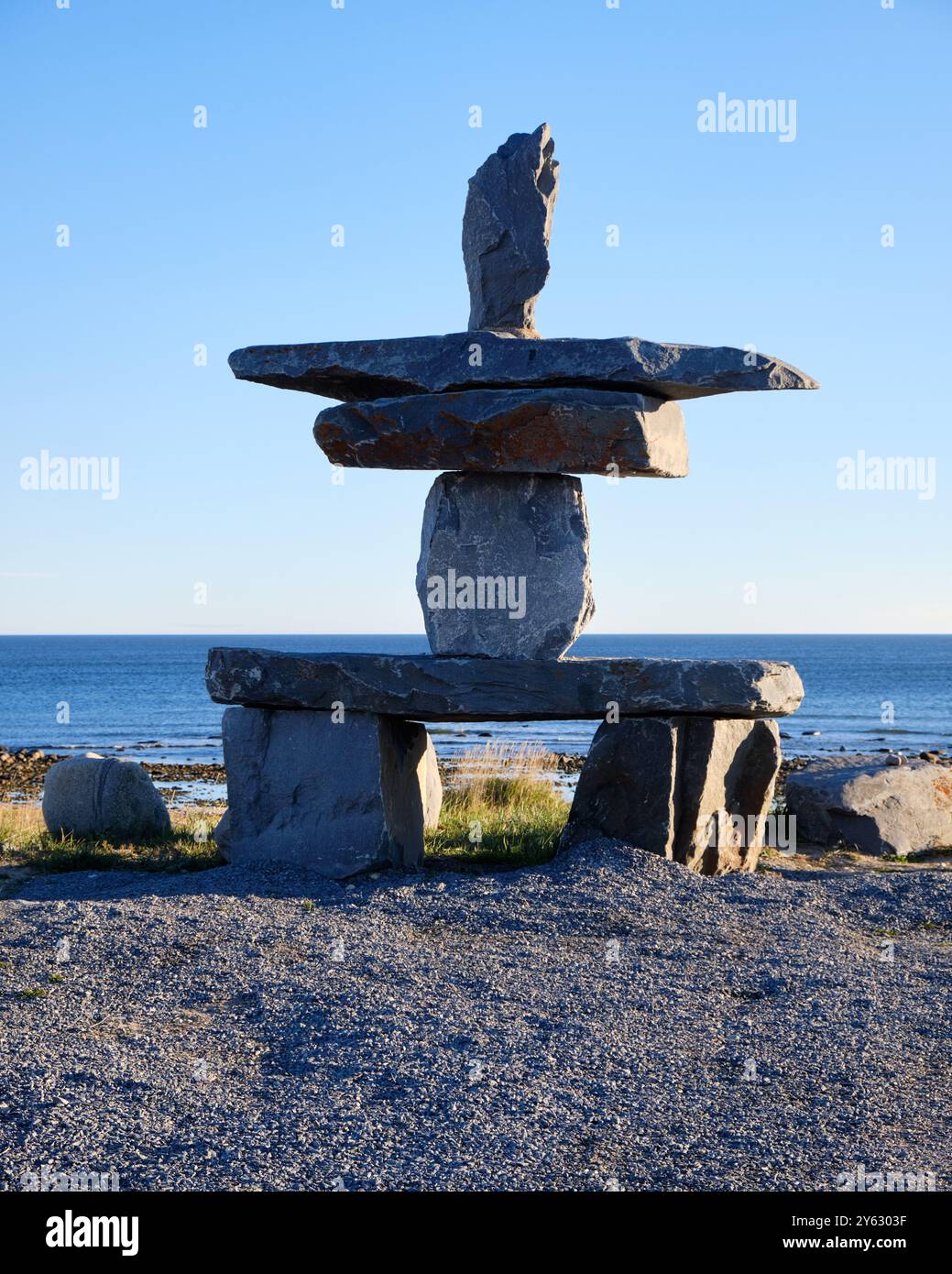 inukshuk vicino alla Baia di Hudson a Churchill, Manitoba, nella mattinata di sole Foto Stock
