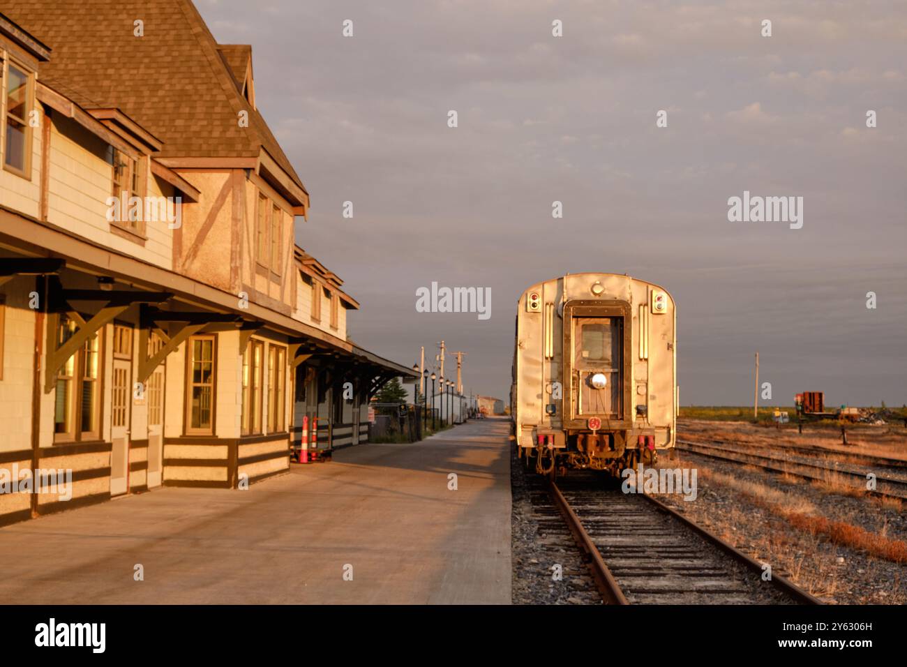 Via treno che parte dalla stazione ferroviaria di Churchill Manitoba, in prima serata nel settembre 2024. Foto Stock