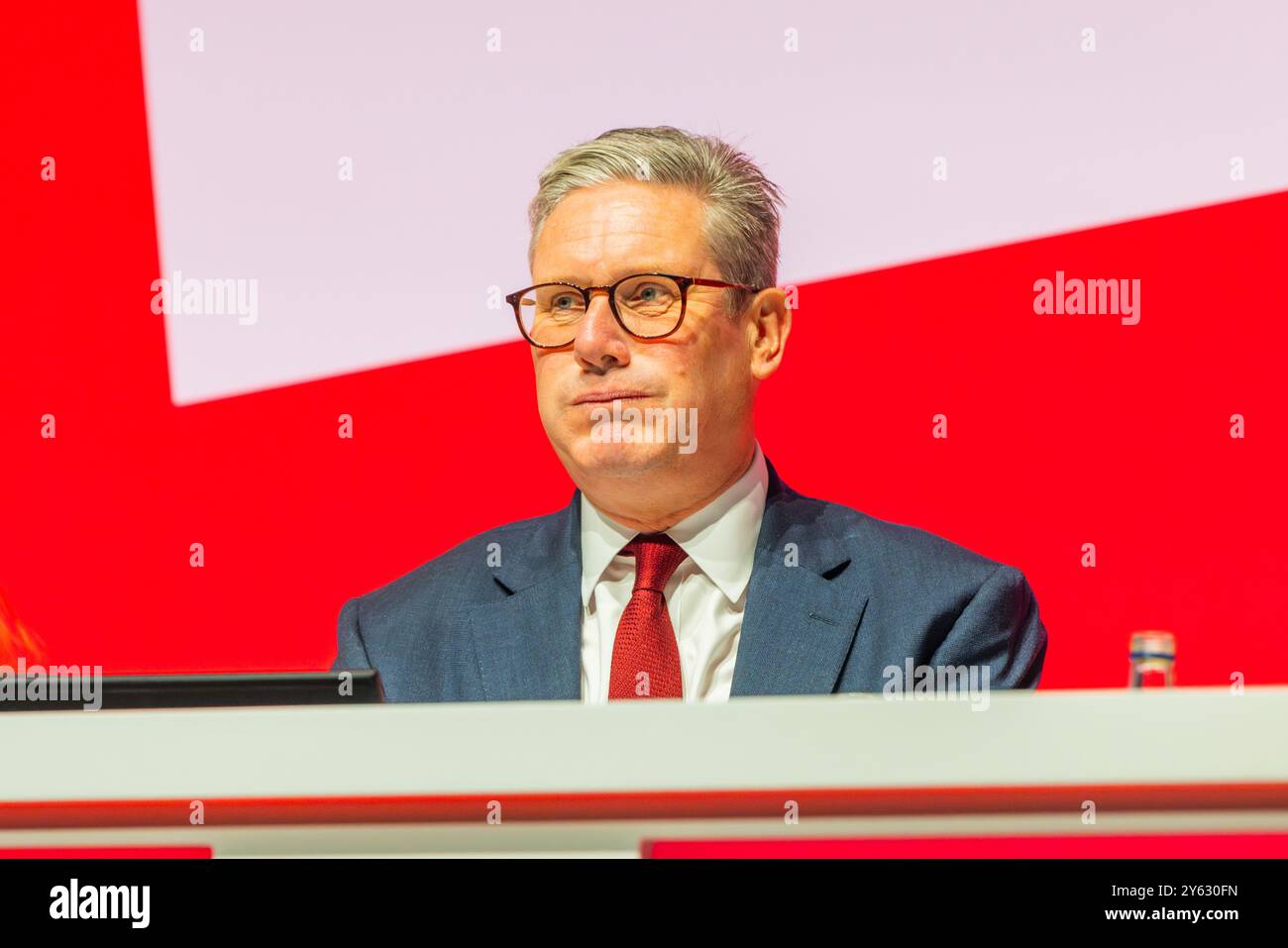 Liverpool, Regno Unito. 23 SETTEMBRE 2024. Keir Starmer tira un'espressione esasperata sul palco alla Conferenza del Partito Laburista. Credito Milo Chandler/Alamy Live News Foto Stock