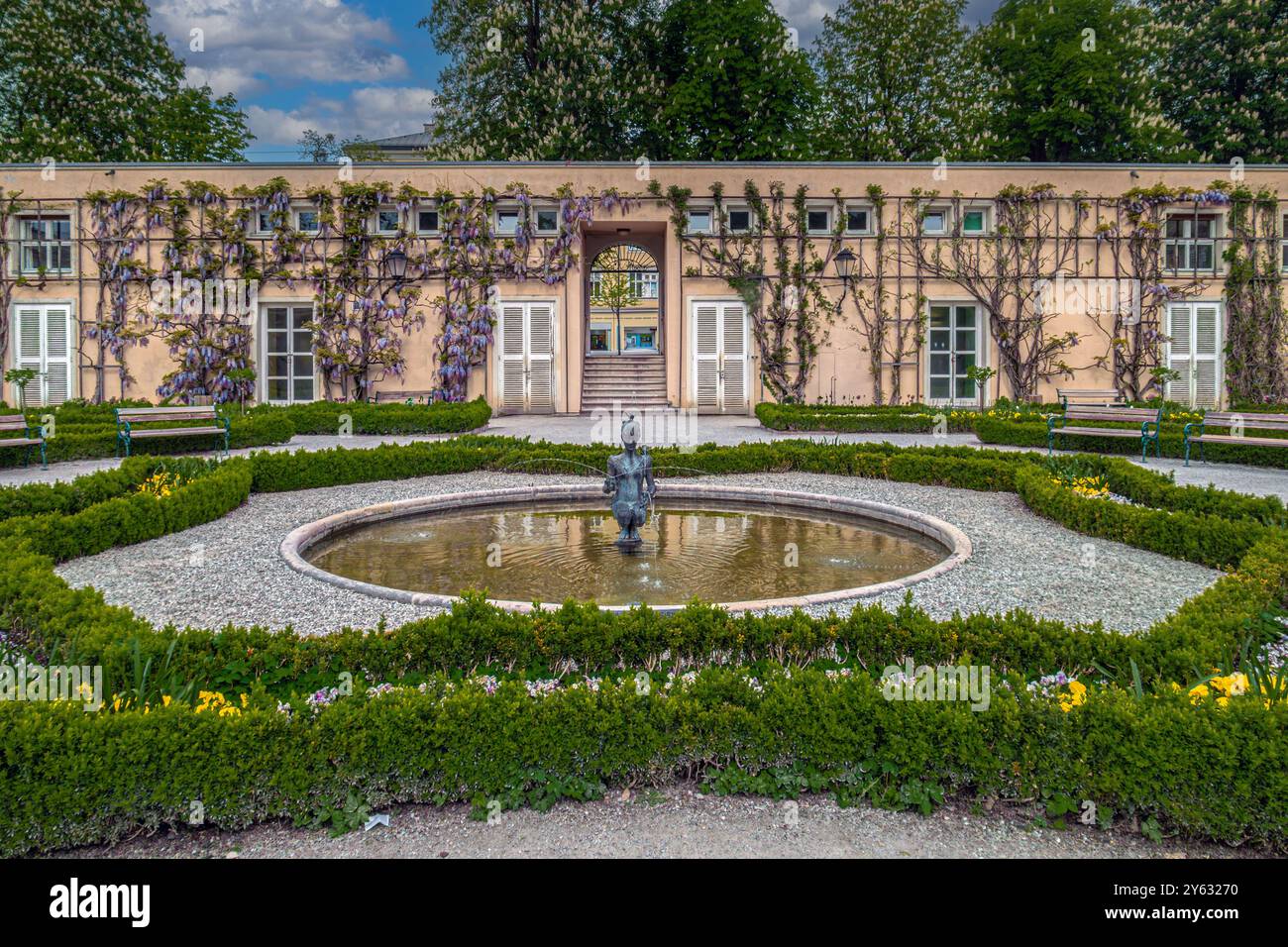 Papagena Brunnen nei Giardini Mirabell (in tedesco Mirabellgarten) intorno al Palazzo Mirabell nella città austriaca di Salisburgo. Foto Stock