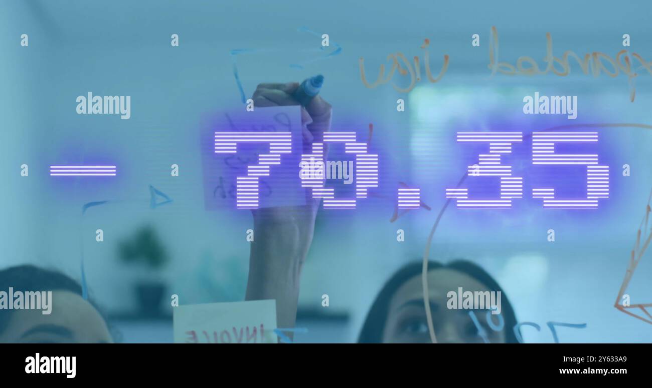 Scrivendo su una parete di vetro, gli uomini d'affari discutono sull'immagine dei dati finanziari Foto Stock