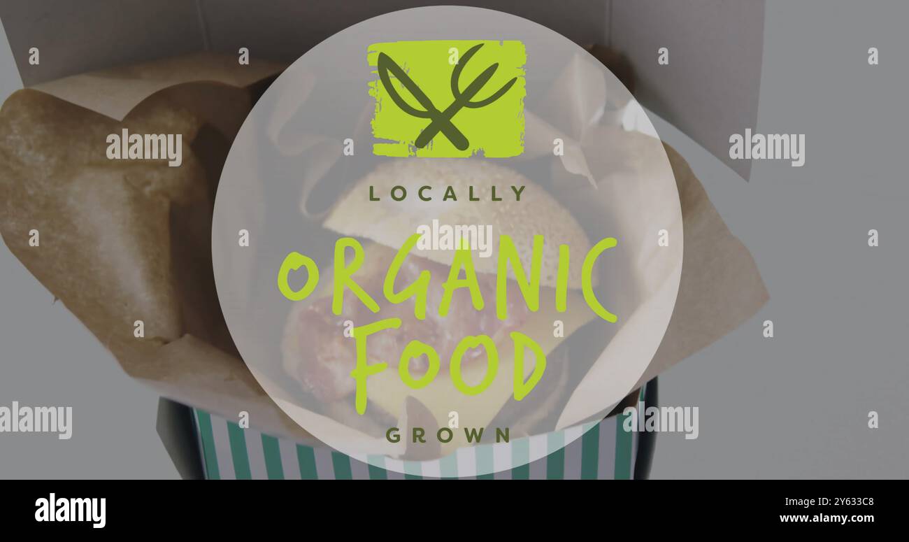 Cibo biologico locale coltivato sopra il pasto in un contenitore a strisce Foto Stock