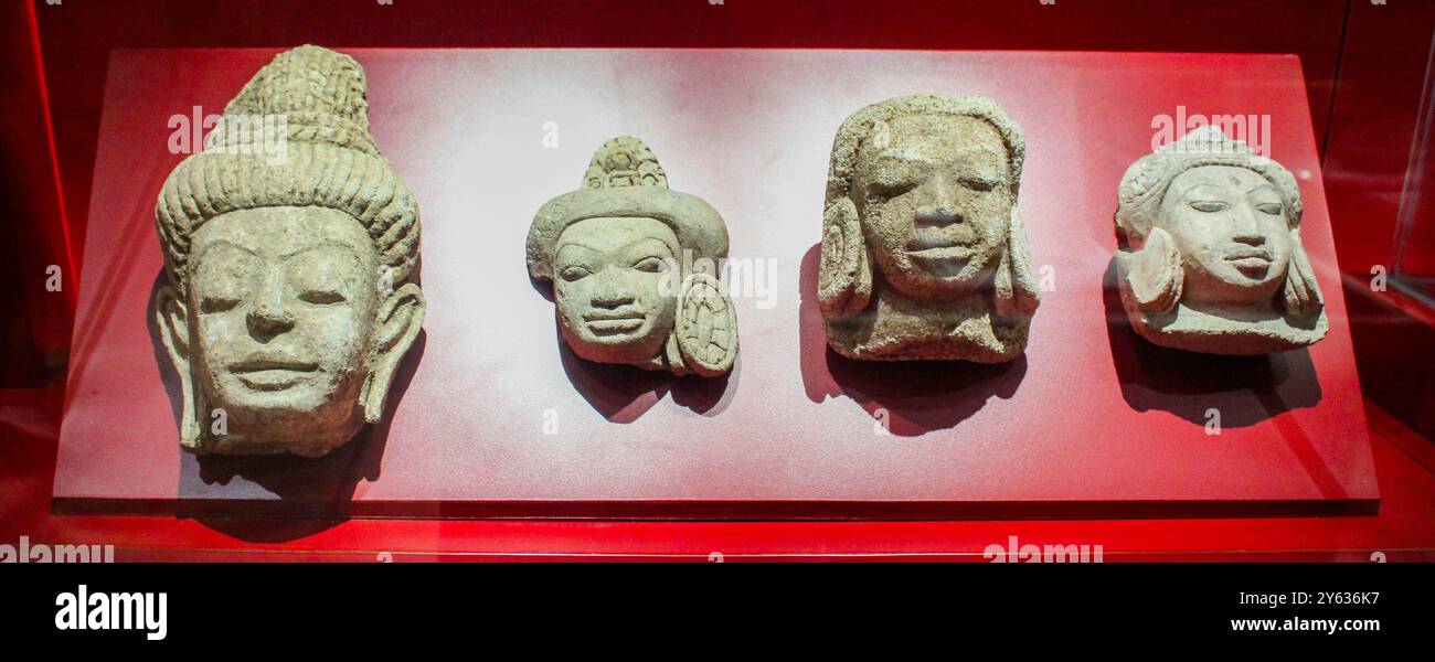 Bangkok, Thailandia, Sud-est asiatico, Asia. Museo nazionale di Bangkok. Stucco volto umano con ornamenti, ca. VIII - IX secolo d.C. Trovato durante gli scavi a kHU Bua antica città, Ratchaburi Privince. Foto Stock