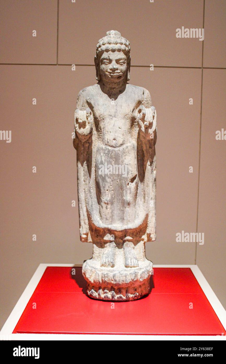 Bangkok, Thailandia, Sud-est asiatico, Asia. Museo nazionale di Bangkok. Scultura della predicazione di Buddha in piedi, ca. IX - X secolo d.C. Trovato al Tempio di Samo Khon, provincia di Lopburi. Foto Stock