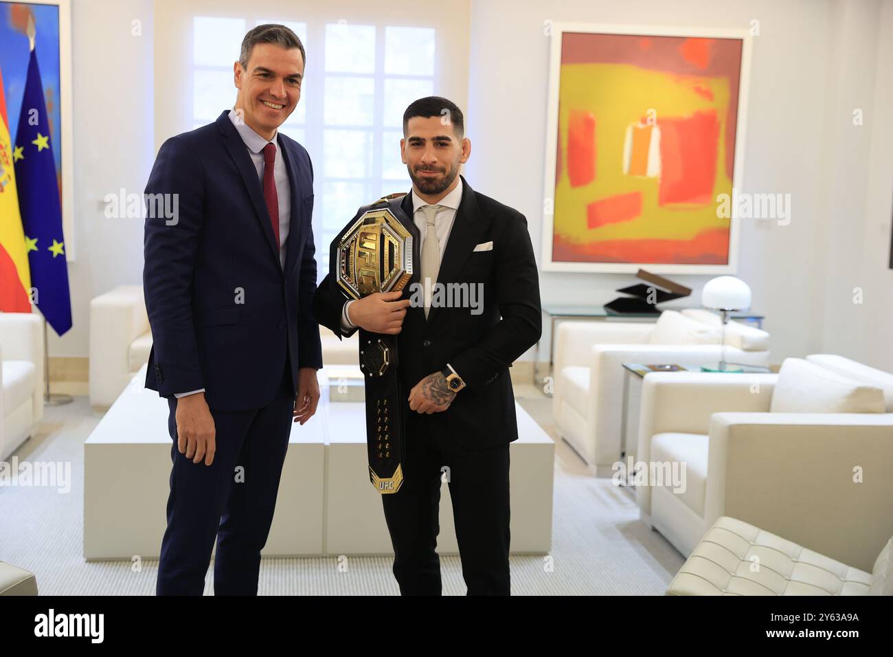 Madrid, 27/02/2024. Palazzo la Moncloa. Il presidente del governo, Pedro Sánchez, riceve il campione UFC nella categoria dei pesi piuma, Ilia Topuria. Foto: Jaime García. ARCHDC. Crediti: Album / Archivo ABC / Jaime García Foto Stock