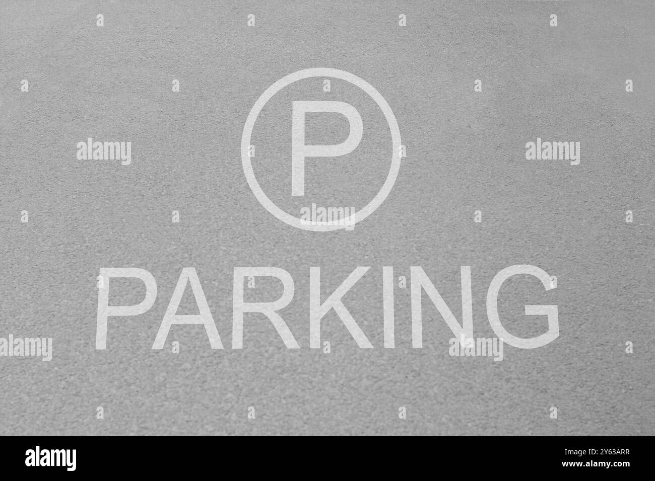 Cartello del parcheggio verniciato su asfalto, vista dall'alto Foto Stock