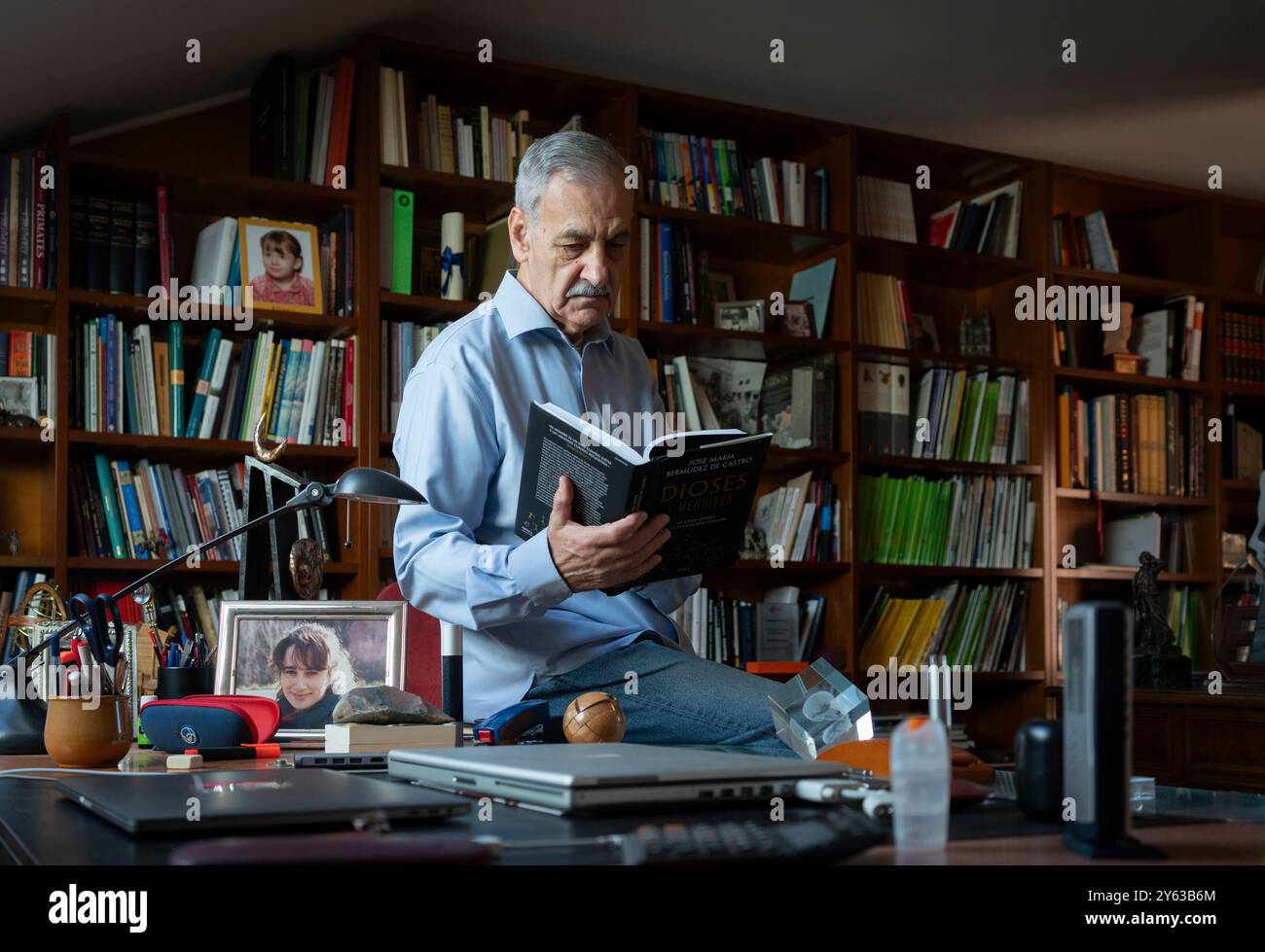 Madrid, 19/09/2023. Intervista a José María Bermúdez de Castro, paleoantropologo e biologo. Co-direttore dei siti Atapuerca. Foto: Ignacnio Gil. ARCHDC. Crediti: Album / Archivo ABC / Ignacio Gil Foto Stock