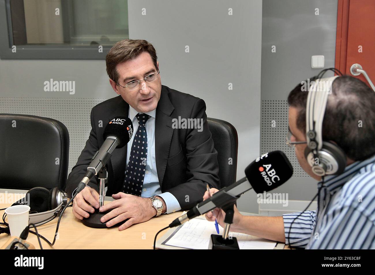Siviglia, 31/10/2012. Intervista a Rafael Carmona del PP, su ABC punto radio. Foto: JM Serrano. Archsev. Crediti: Album / Archivo ABC / Juan Manuel Serrano Becerra Foto Stock