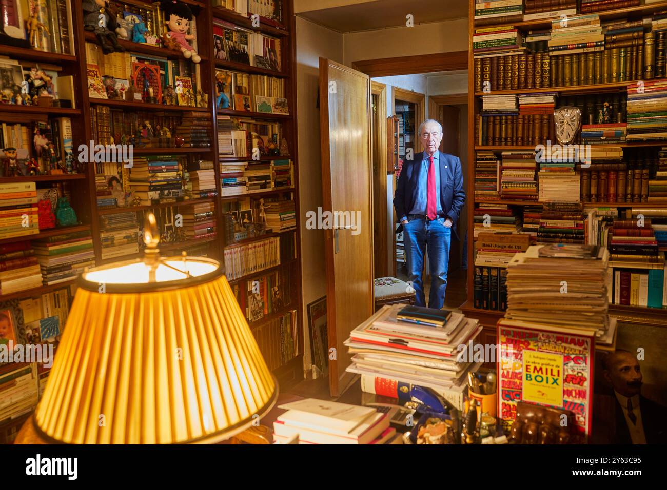 Madrid, 01/04/2024. Ritratti in posa e intervista a Luis Alberto de Cuenca nel suo studio. Questo filologo classico, poeta, traduttore, saggista e editorialista vive con decine di migliaia di libri, alcune prime edizioni di grande valore bibliofilo. Foto: Guillermo Navarro. ARCHDC. Crediti: Album / Archivo ABC / Guillermo Navarro Foto Stock