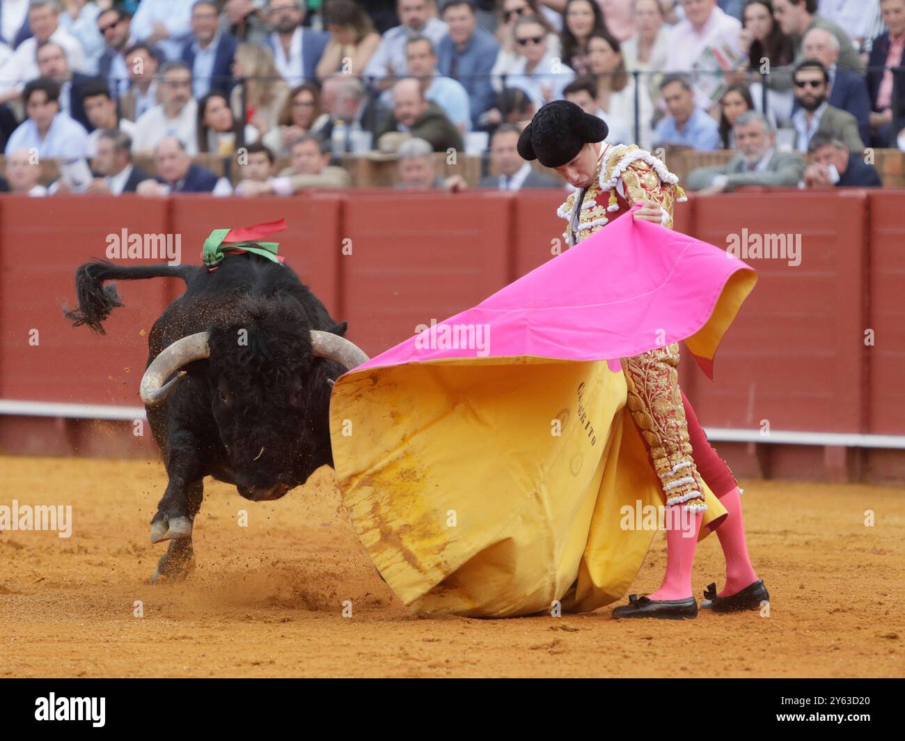 Siviglia, 04/07/2024. Tori di Fermin Bohorquez per i toreri Lama de Gongora, Ruiz Muñoz e Juan Pedro Garcia 'Calerito'. Foto: Raul Doblado. SEGN. ARCHSEV. Crediti: Album / Archivo ABC / Raúl Doblado Foto Stock