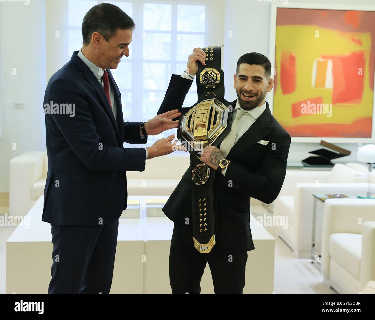 Madrid, 27/02/2024. Palazzo la Moncloa. Il presidente del governo, Pedro Sánchez, riceve il campione UFC nella categoria dei pesi piuma, Ilia Topuria. Foto: Jaime García. ARCHDC. Crediti: Album / Archivo ABC / Jaime García Foto Stock
