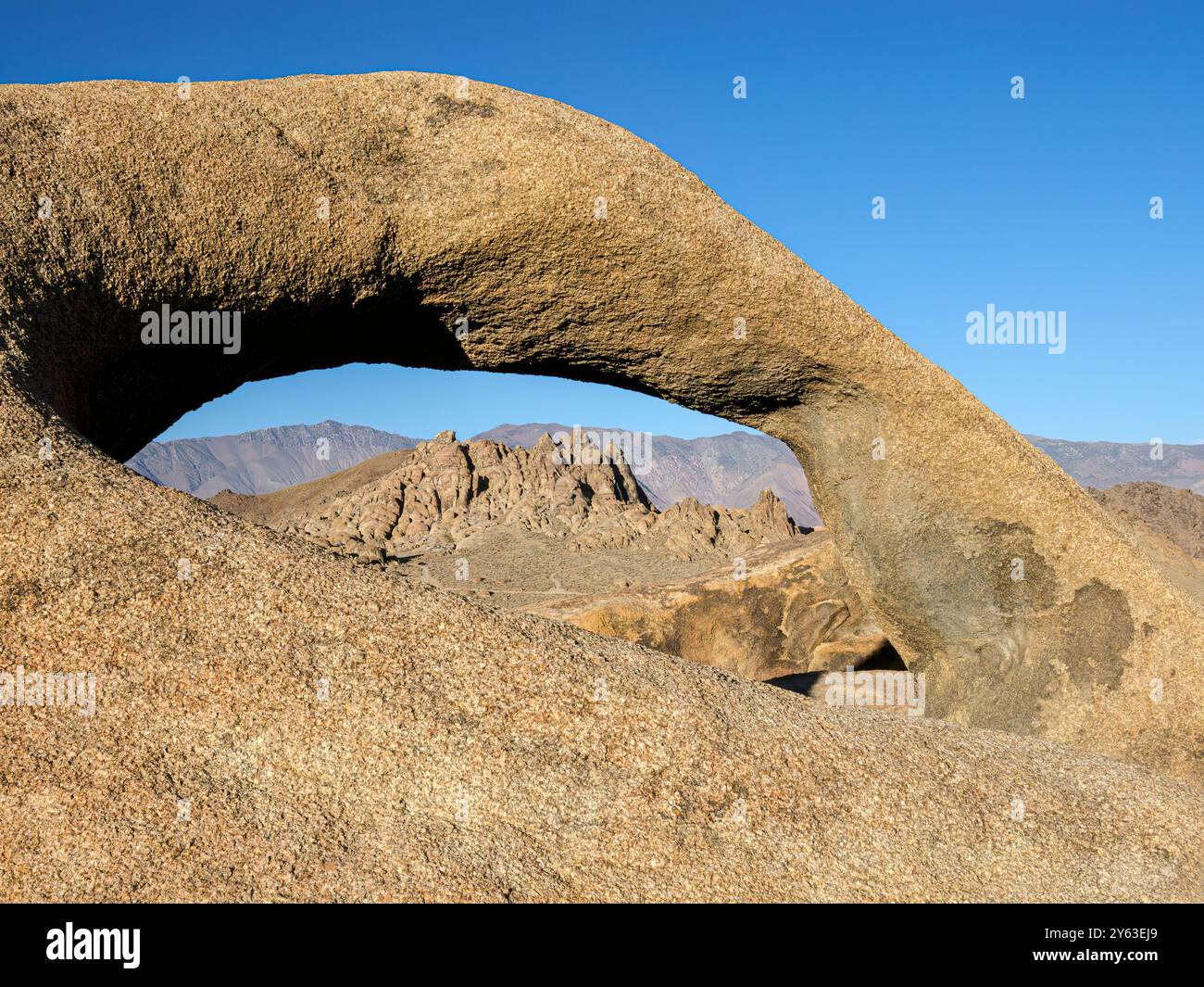 Un arco naturale nella Alabama Hills National Scenic area, nella Sierra Nevadas orientale, California, Stati Uniti. Foto Stock