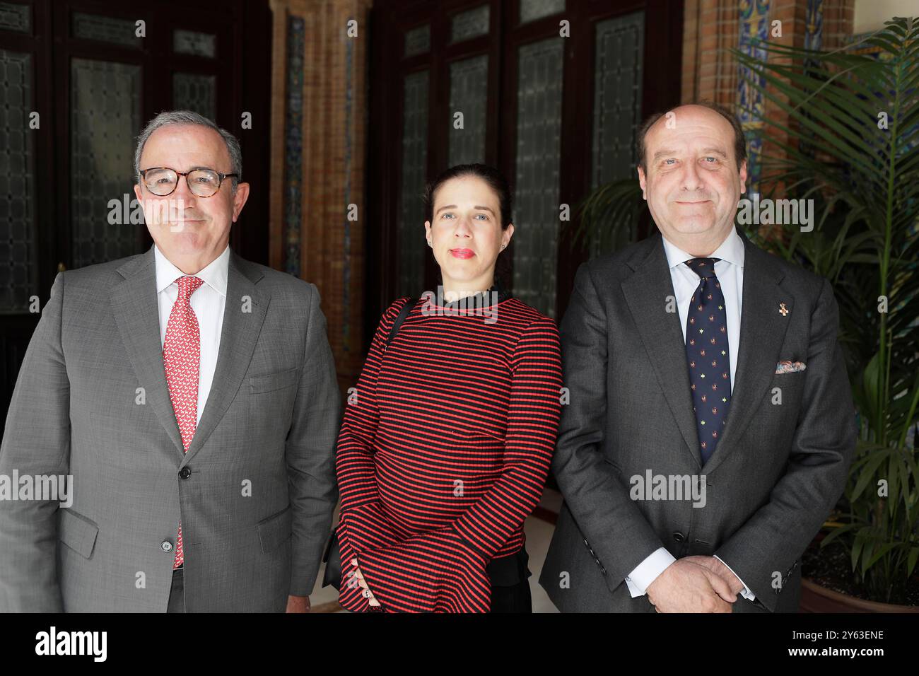 Siviglia, 05/04/2024. XI edizione del premio Sabino Fernández campo che si è svolto presso il teatro Capitanía. Nell'immagine, Juan Gómez de Salazar, Blanca Moeckel e Joaquín Moeckel. Foto: Raúl Doblado. SEGN. ARCHSEV. Crediti: Album / Archivo ABC / Raúl Doblado Foto Stock