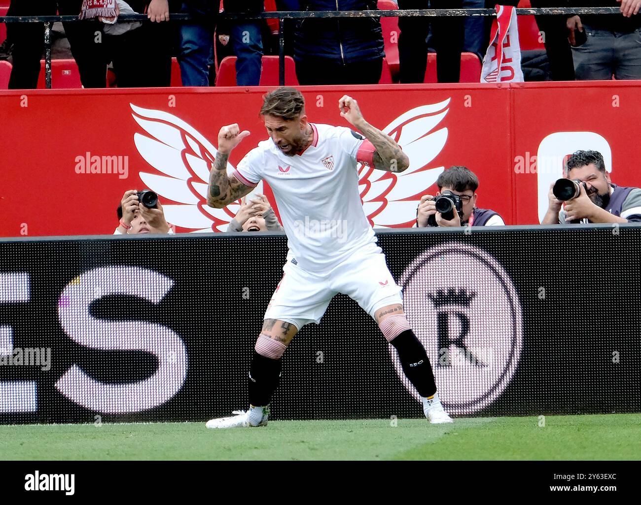 Siviglia, 02/03/2024. Stadio Ramón Sánchez Pizjuán. EA Sport League. Giorno della partita 27. Partita tra Siviglia e Real Sociedad con un punteggio di 3-2 a favore del Siviglia. Sergio Ramos celebra il suo gol, il terzo del Siviglia, nel duello contro il Real Sociedad. Foto: JM Serrano. SEGN. ARCHSEV. Crediti: Album / Archivo ABC / Juan Manuel Serrano Becerra Foto Stock