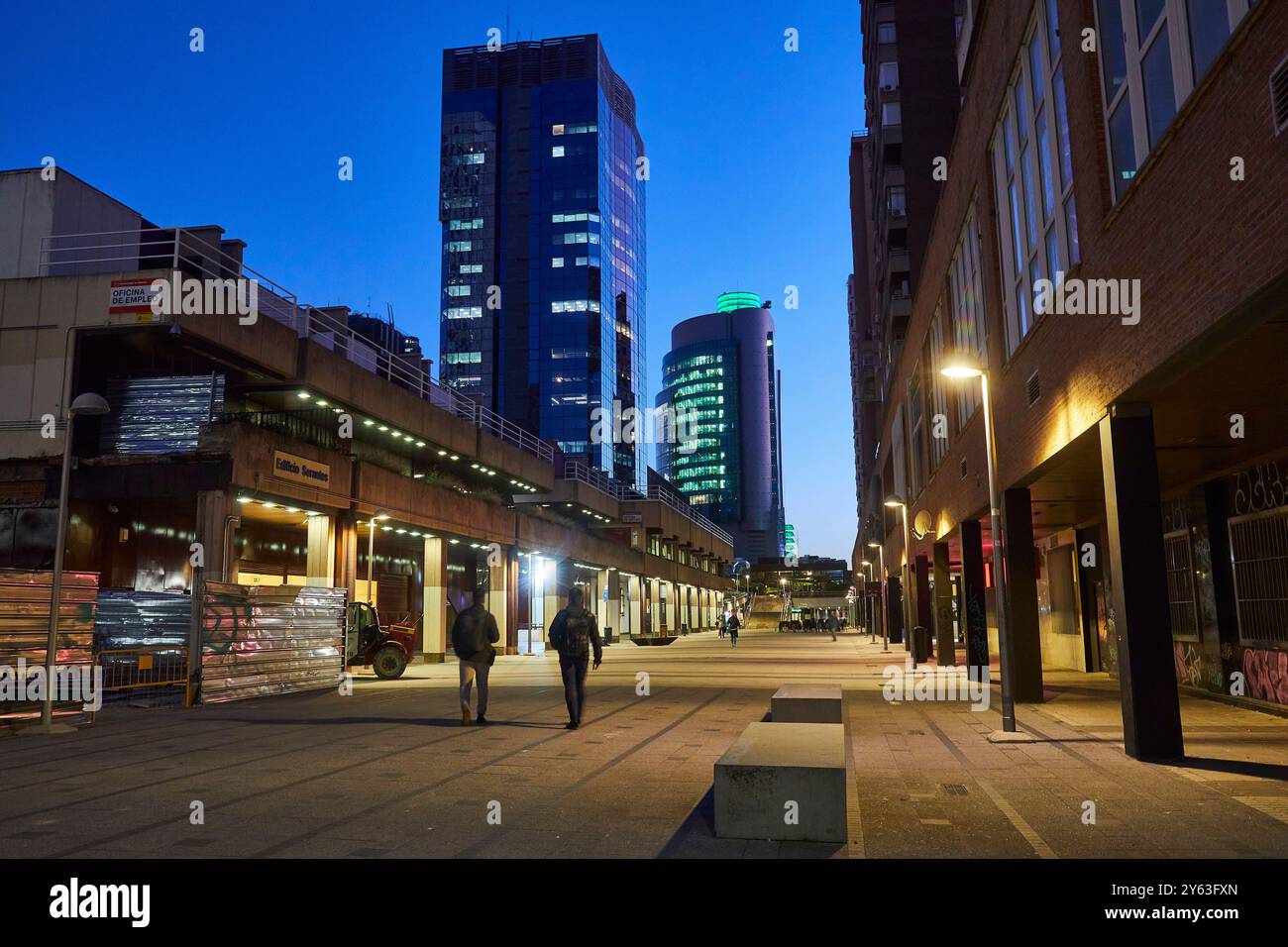 Madrid, 23/11/2023. Complesso AZCA, tra Paseo de la Castellana e C/ Orense. Questo complesso costruito negli anni '1970 e un'area finanziaria di grattacieli è molto degradata, con numerosi corridoi in rovina e locali commerciali abbandonati. Foto: Guillermo Navarro. ARCHDC. Crediti: Album / Archivo ABC / Guillermo Navarro Foto Stock