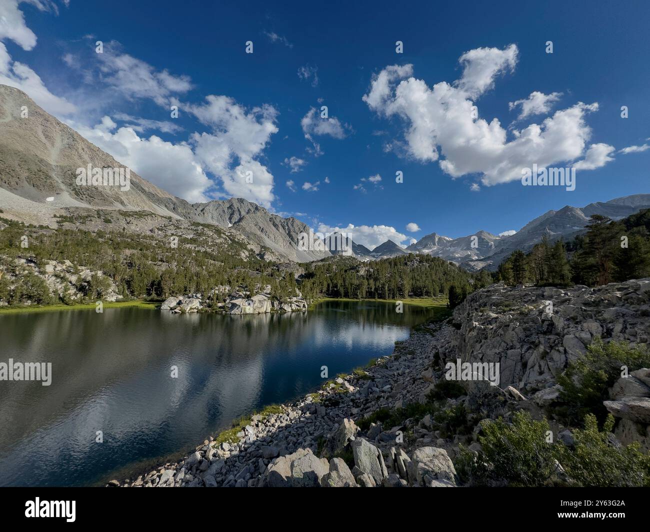 Box Lake è raggiungibile lungo il sentiero Mosquito Flats che inizia a 10.300 metri nella Sierra orientale della California Foto Stock