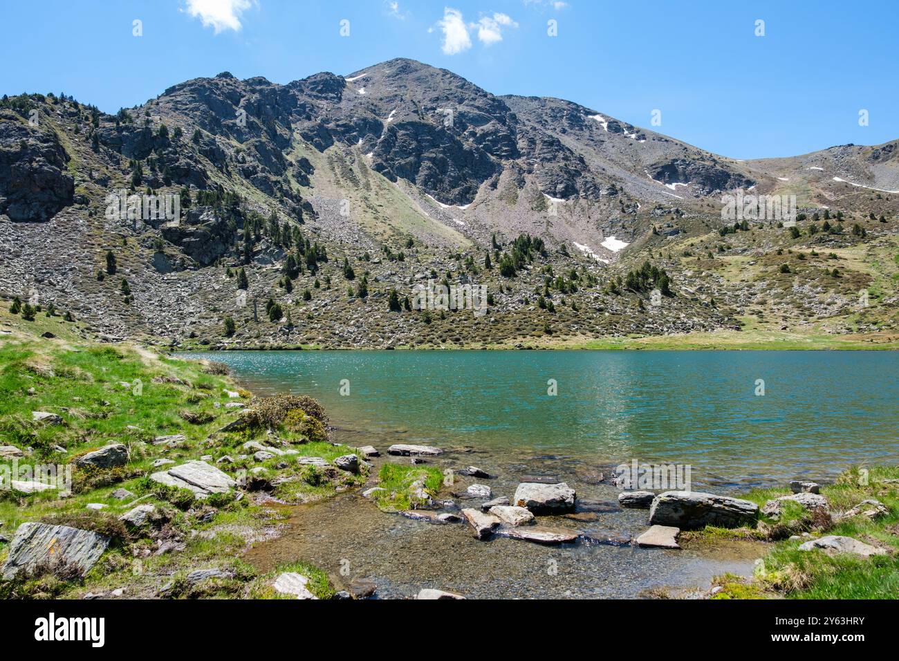 Alto paesaggio alpino intorno al lago Siscaro, alto nei Pirenei della Valle di Incles, Andorra Foto Stock
