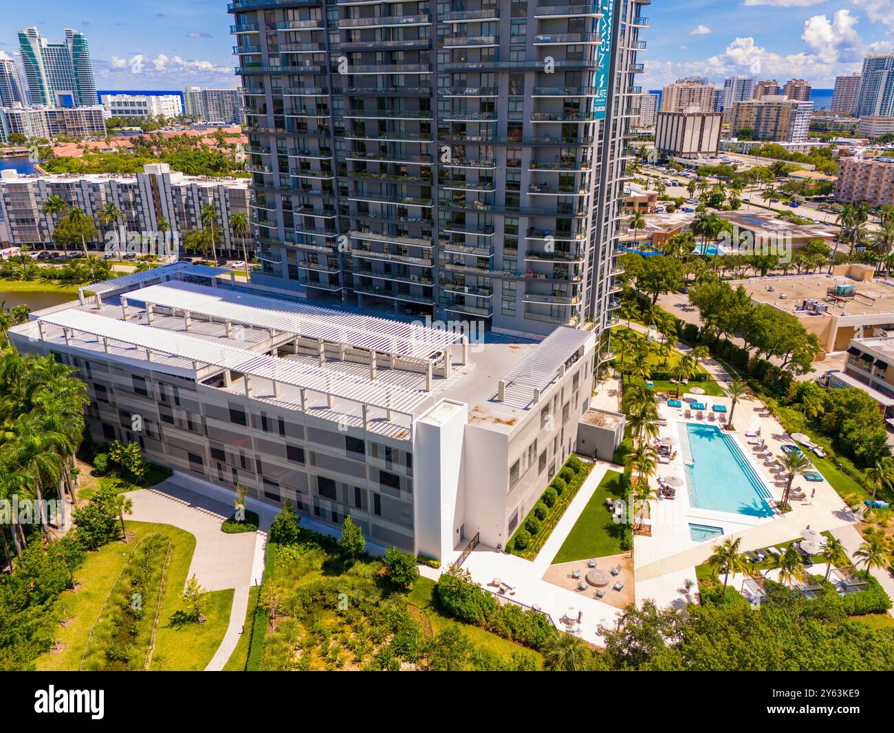 Hallandale Beach, Florida, Stati Uniti d'America - 23 settembre 2024: Foto di un drone aereo Slate Hallandale un elegante edificio in affitto Foto Stock