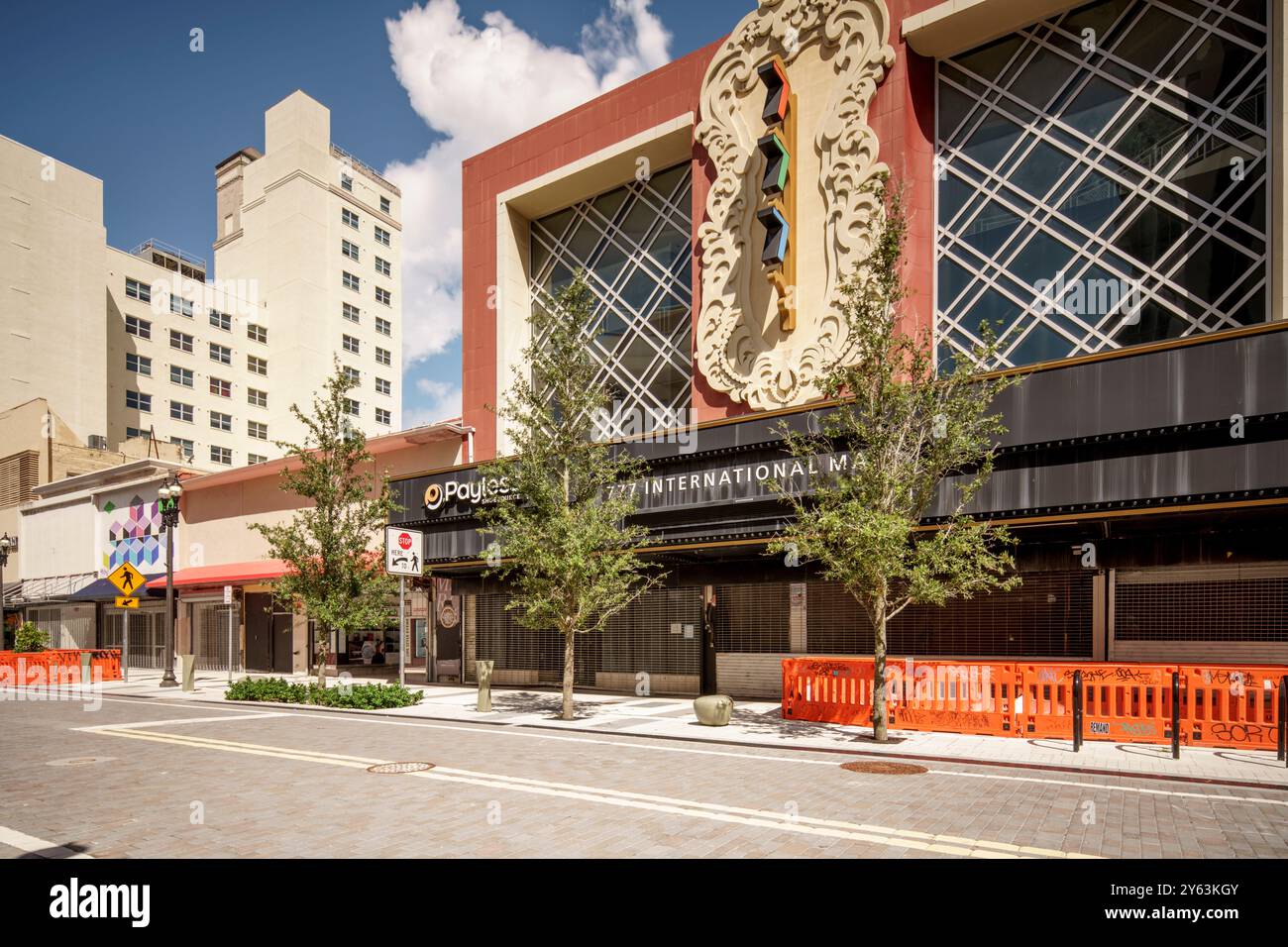 Miami, Florida, Stati Uniti - 22 settembre 2024: Il centro di Miami è chiuso, i proprietari di immobili chiudono i negozi di affittuari nella speranza di un acquisto di sviluppatori e di uno sviluppo di alto livello Foto Stock