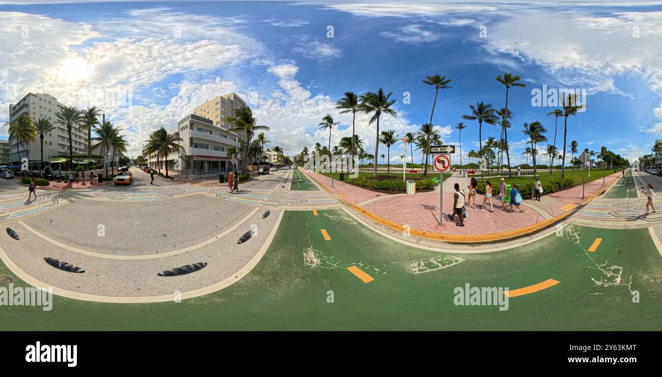 Miami, FL, Stati Uniti - 30 agosto 2024: 360 foto equirettangolare Ocean Drive Miami Beach Foto Stock