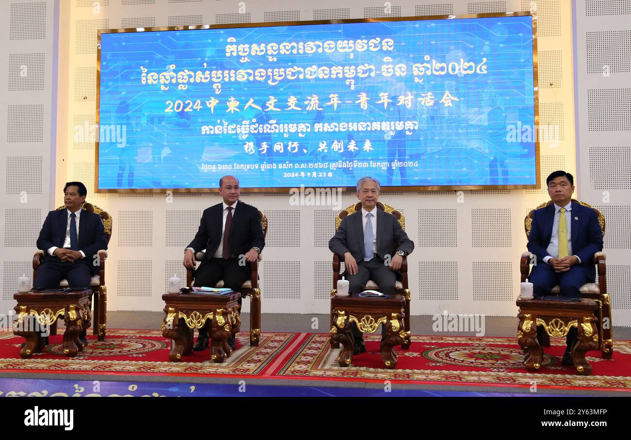 Phnom Penh, Cambogia. 23 settembre 2024. Il vice primo ministro cambogiano e il ministro della funzione pubblica Hun Many (2a L) e l'ambasciatore cinese in Cambogia Wang Wenbin (2a R) partecipano alla cerimonia di apertura del dialogo giovanile cambogiano e cinese a Phnom Penh, in Cambogia, 23 settembre 2024. Decine di giovani cambogiani e cinesi si sono incontrati qui a Phnom Penh, capitale della Cambogia, lunedì per un dialogo sugli scambi culturali e interpersonali nonché sull'economia digitale. Crediti: Phearum/Xinhua/Alamy Live News Foto Stock