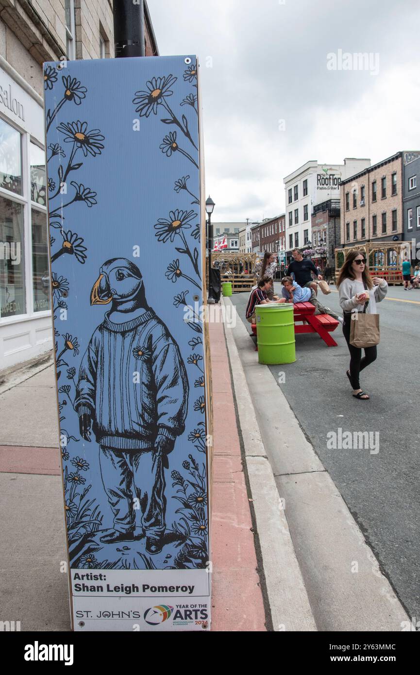 Il murale Year of the Arts raffigura un puffin in Water Street nel centro di St. John's, Newfoundland & Labrador, Canada Foto Stock