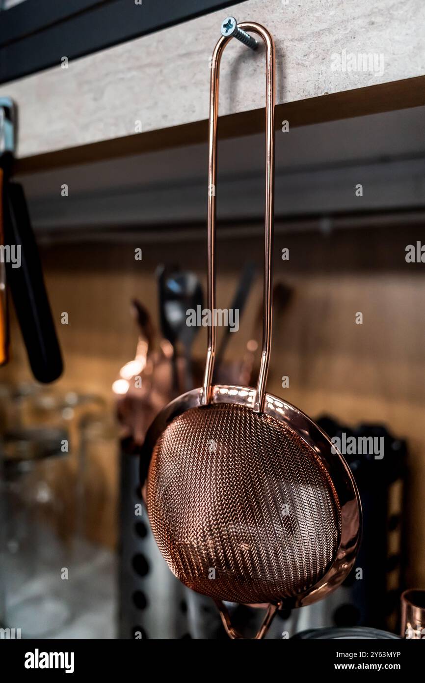 Il filtro inossidabile è appeso in una cucina di un bar Foto Stock