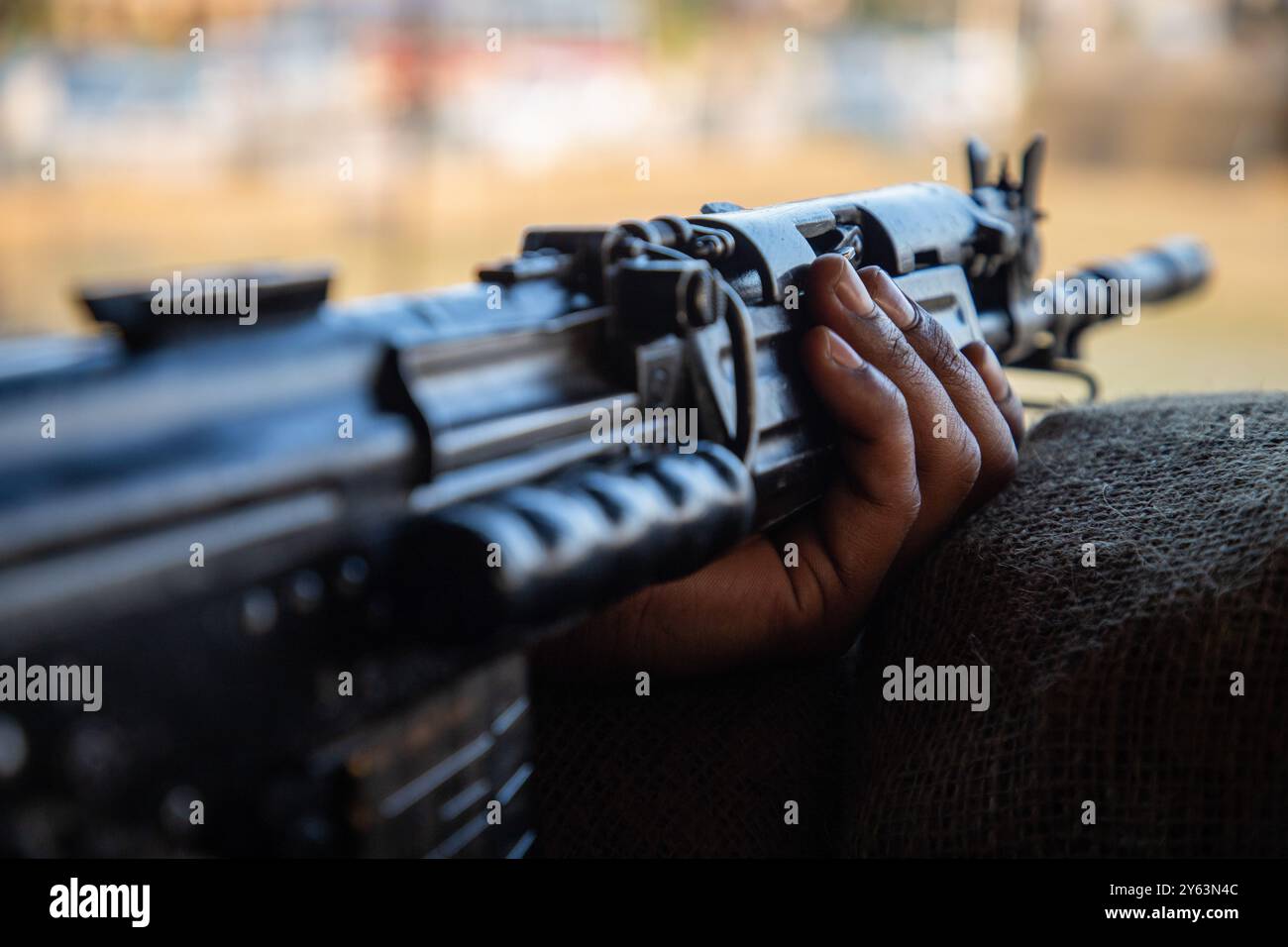 I barili di armi del personale della Indian Border Security Force (BSF) sono visti mentre sono vigili davanti alla seconda fase delle elezioni dell'Assemblea legislativa del Jammu e del Kashmir nella periferia di Srinagar. Queste sono le prime elezioni locali in un decennio e la prima volta da quando nuova Delhi ha spogliato lo status semi-autonomo della regione himalayana nel 2019 e l'ha portata sotto controllo diretto. Quasi nove milioni di persone sono registrate per votare nella regione contesa che è tradizionalmente nota per i boicottaggi per protestare contro il governo indiano. Foto Stock