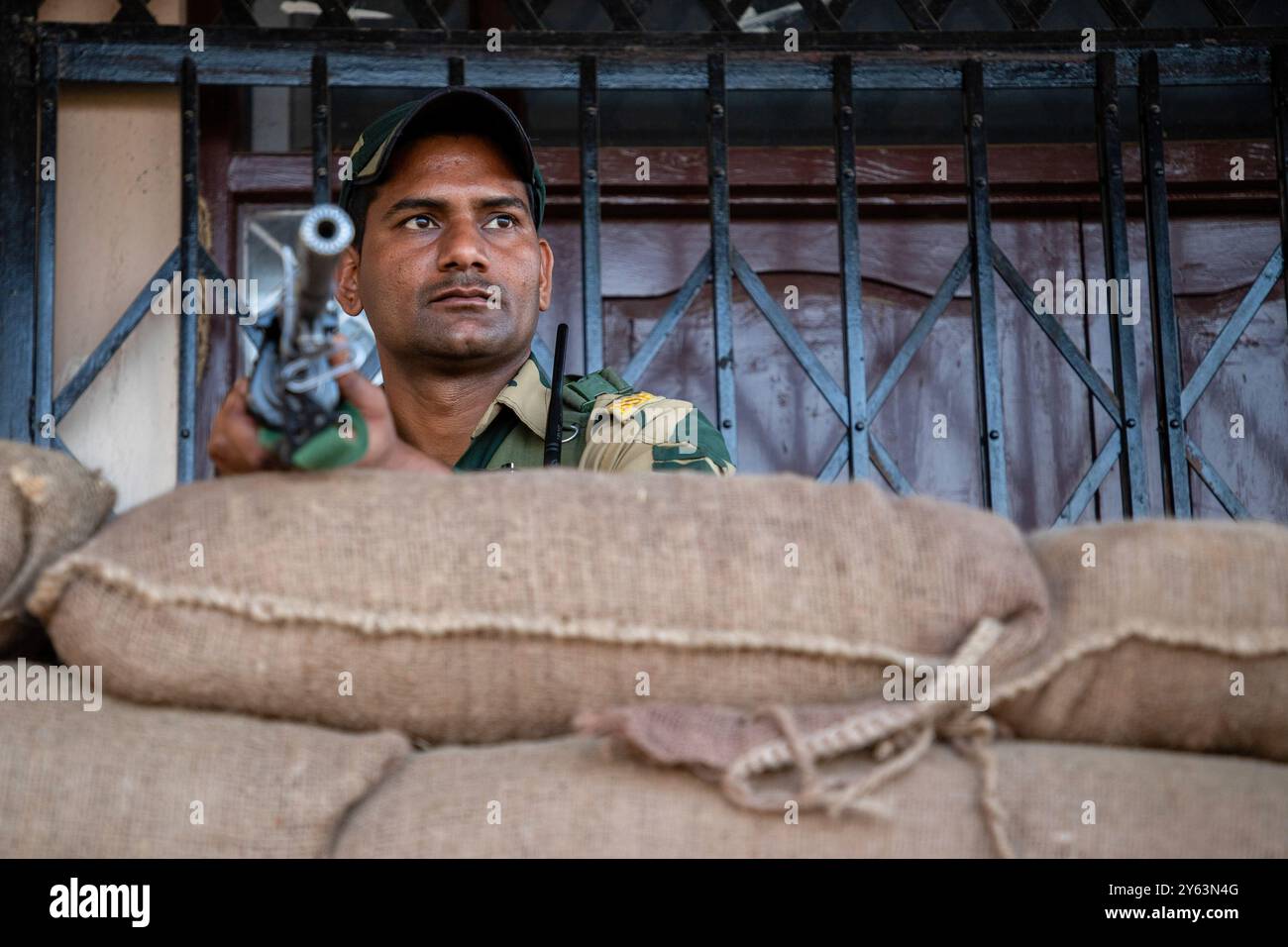 Un personale della Indian Border Security Force (BSF) è allertato all'interno di un bunker temporaneo prima della seconda fase delle elezioni dell'Assemblea legislativa del Jammu e del Kashmir nella periferia di Srinagar. Queste sono le prime elezioni locali in un decennio e la prima volta da quando nuova Delhi ha spogliato lo status semi-autonomo della regione himalayana nel 2019 e l'ha portata sotto controllo diretto. Quasi nove milioni di persone sono registrate per votare nella regione contesa che è tradizionalmente nota per i boicottaggi per protestare contro il governo indiano. Foto Stock