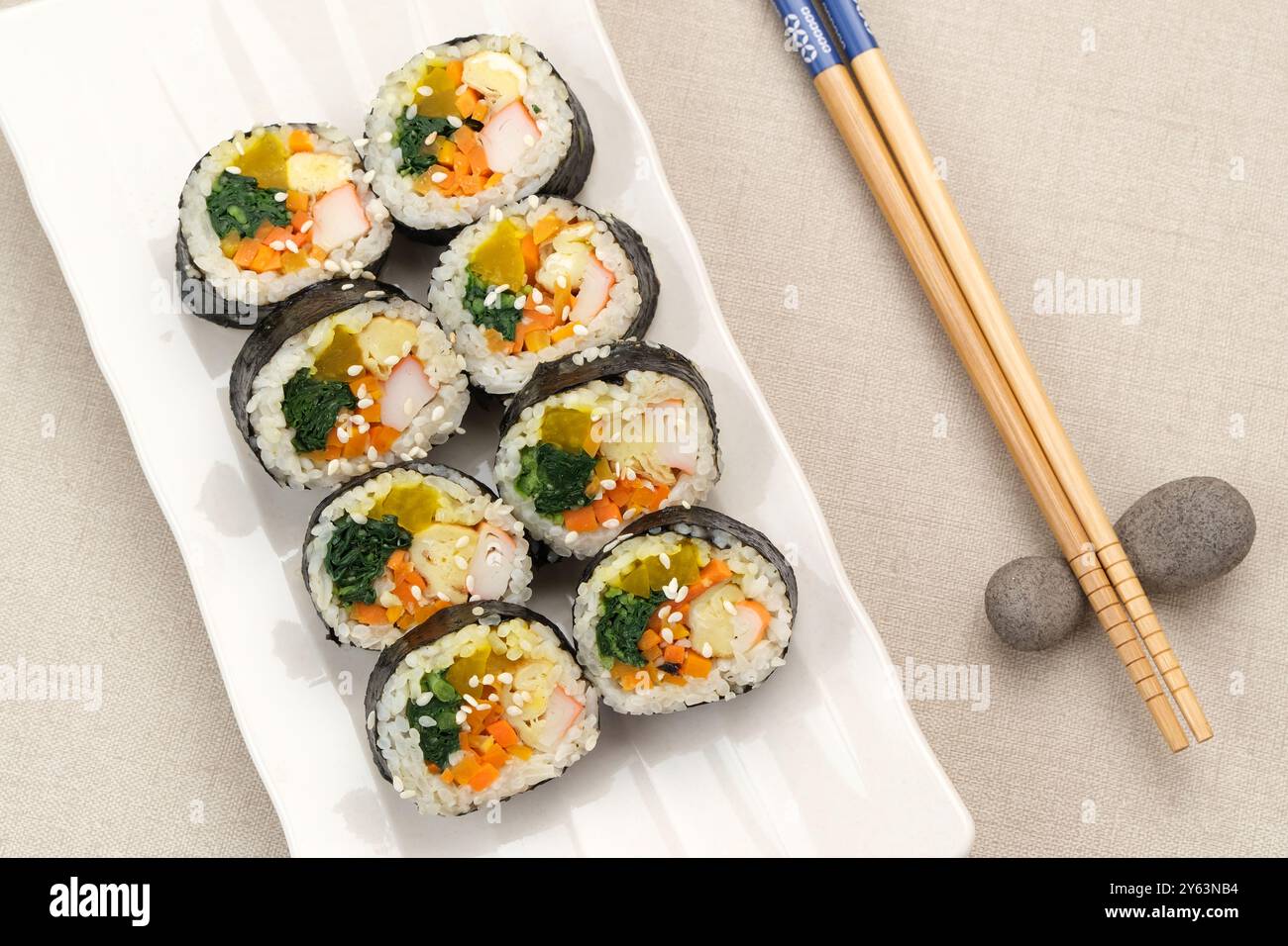 Gimbap laminato coreano, a base di riso, cetriolo, tonno, carote, salsiccia, bastoncino di granchio e avvolto con lavatrice di alghe. Foto Stock