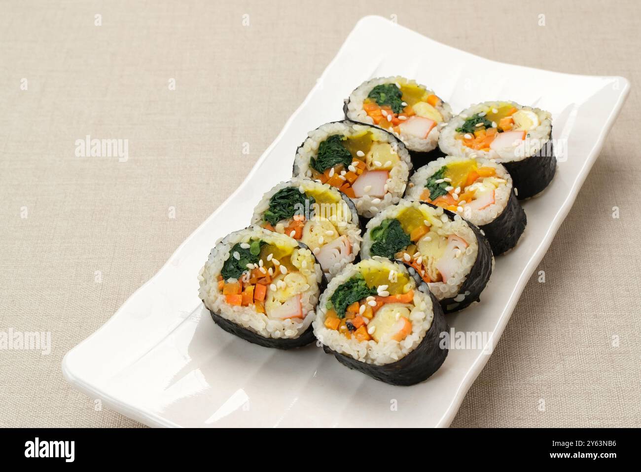 Gimbap laminato coreano, a base di riso, cetriolo, tonno, carote, salsiccia, bastoncino di granchio e avvolto con lavatrice di alghe. Foto Stock