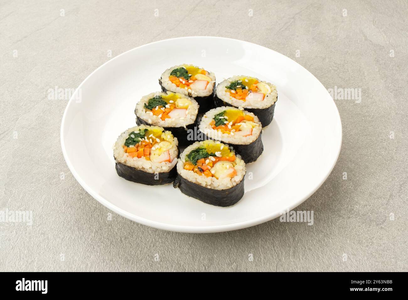 Gimbap laminato coreano, a base di riso, cetriolo, tonno, carote, salsiccia, bastoncino di granchio e avvolto con lavatrice di alghe. Foto Stock