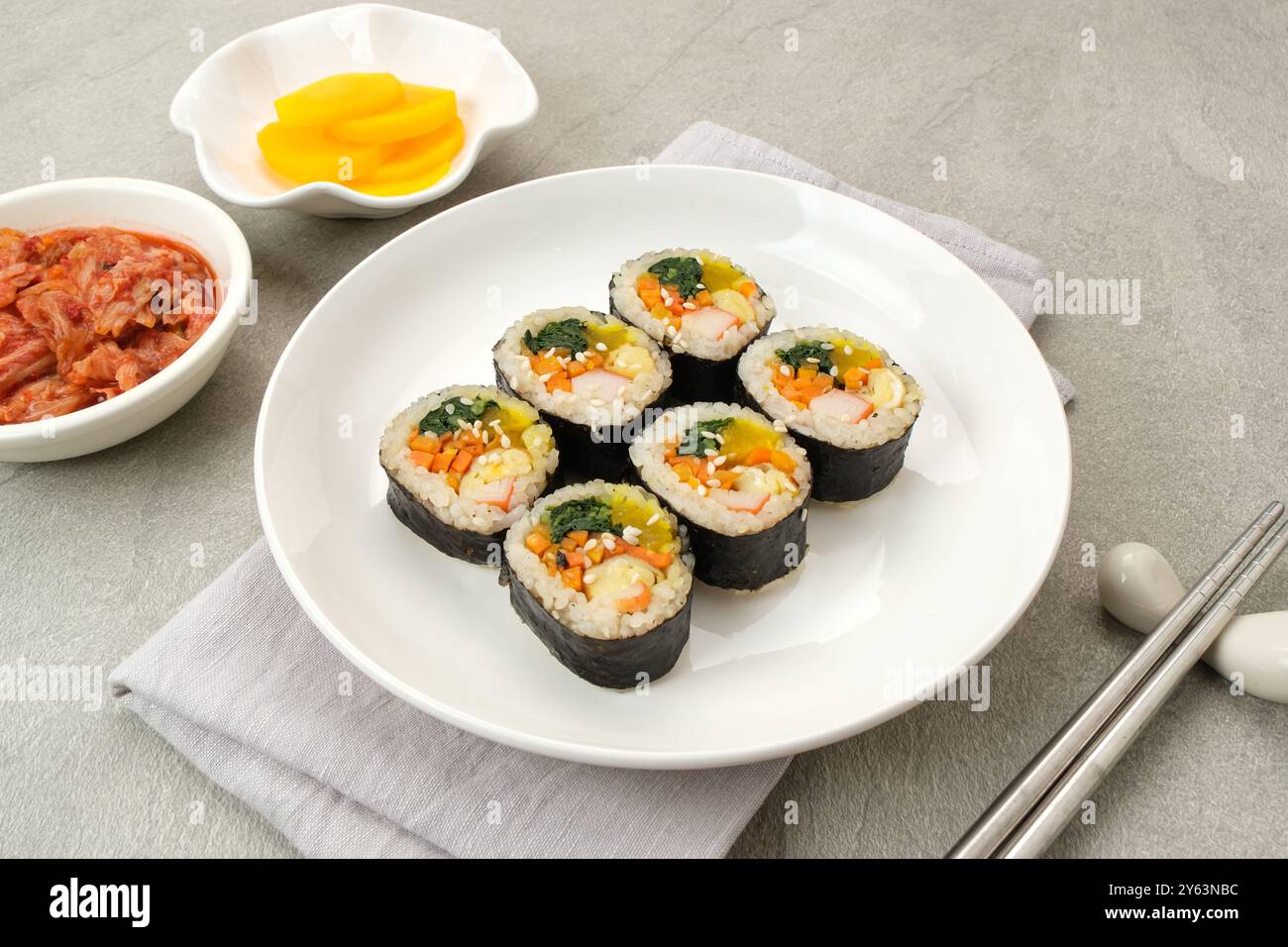 Gimbap laminato coreano, a base di riso, cetriolo, tonno, carote, salsiccia, bastoncino di granchio e avvolto con lavatrice di alghe. Foto Stock
