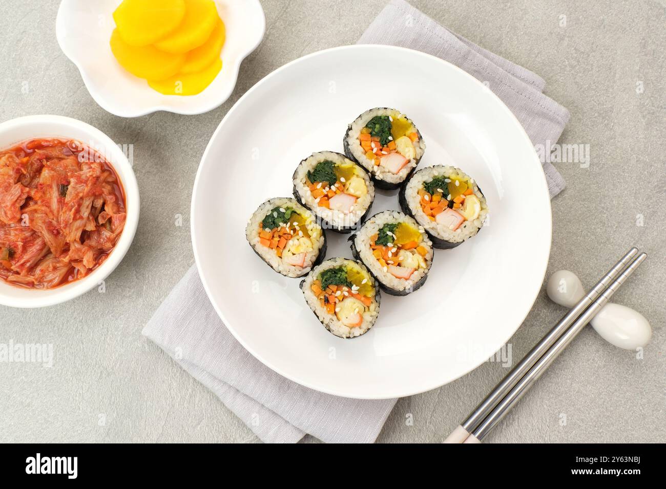 Gimbap laminato coreano, a base di riso, cetriolo, tonno, carote, salsiccia, bastoncino di granchio e avvolto con lavatrice di alghe. Foto Stock