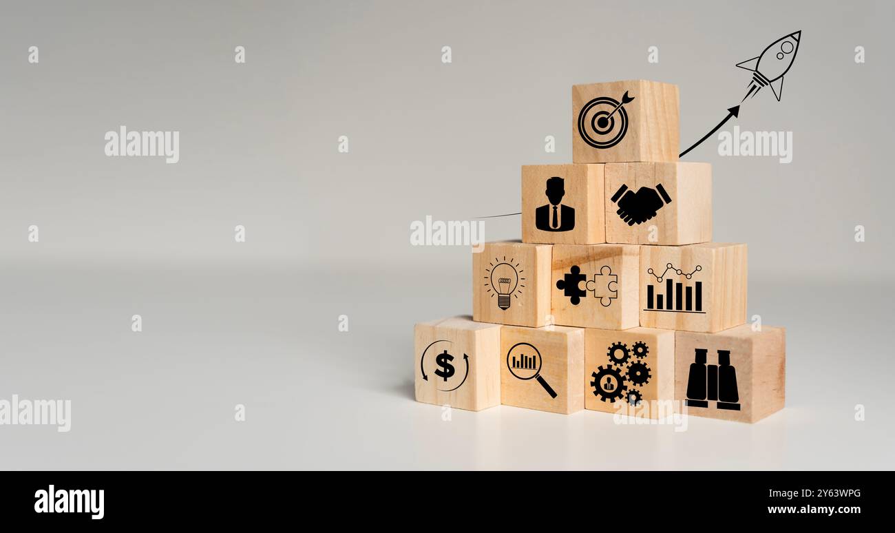 Lancio di razzi da cubo di legno con icona di business, Start-up, creatività, grande idea, gestione degli obiettivi aziendali, investimento in un nuovo progetto per la ricchezza, Co Foto Stock