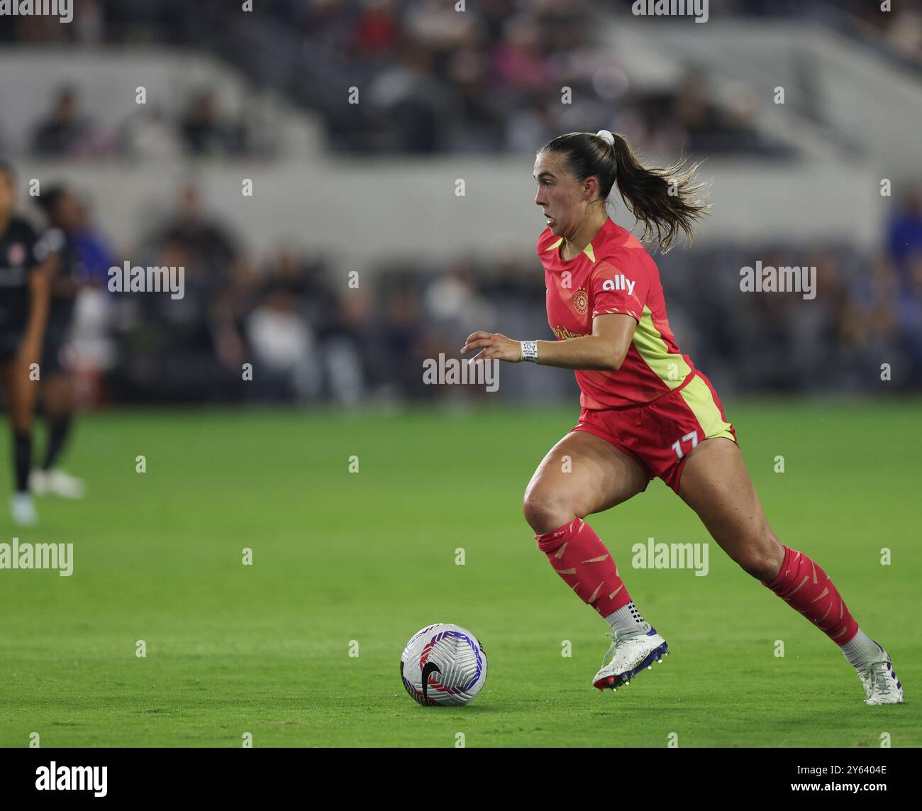 Los Angeles, California, Stati Uniti. 23 settembre 2024. Il centrocampista dei Portland Thorns FC SAM COFFEY (17) dribbla la palla durante una partita della NWSL tra Portland Thorns FC e Angel City FC al BMO Stadium di Los Angeles, California. (Immagine di credito: © Brenton TSE/ZUMA Press Wire) SOLO PER USO EDITORIALE! Non per USO commerciale! Crediti: ZUMA Press, Inc./Alamy Live News Foto Stock