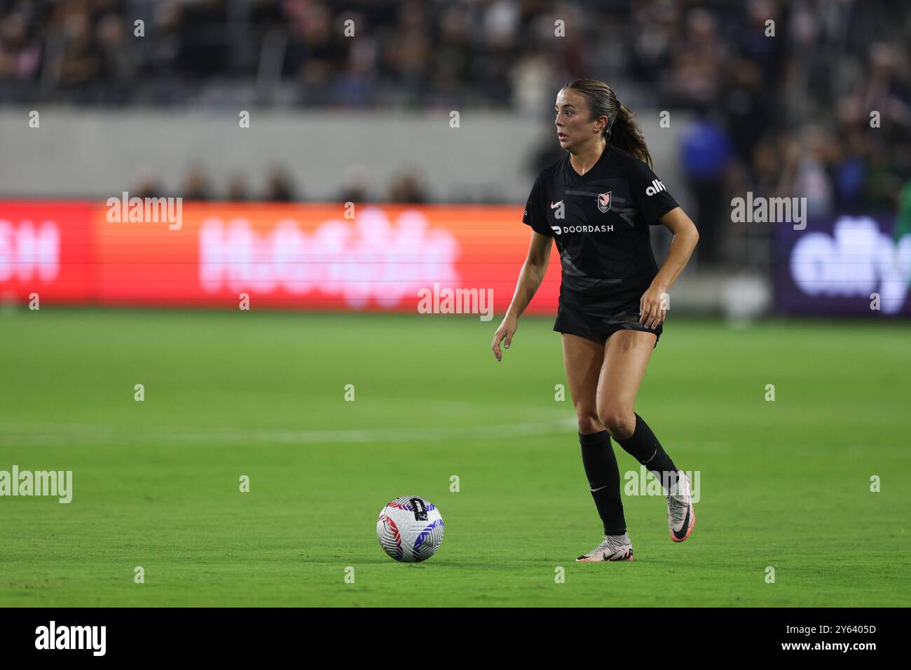 Los Angeles, California, Stati Uniti. 23 settembre 2024. Il difensore dell'Angel City FC MADISON CURRY (27) dribbla la palla durante una partita della NWSL tra Portland Thorns FC e Angel City FC al BMO Stadium di Los Angeles, California. (Immagine di credito: © Brenton TSE/ZUMA Press Wire) SOLO PER USO EDITORIALE! Non per USO commerciale! Crediti: ZUMA Press, Inc./Alamy Live News Foto Stock