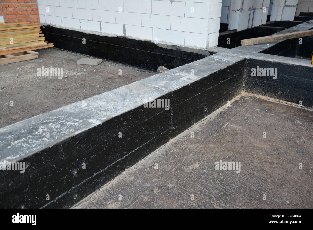 Prove interne umide. Impermeabilizzazione di abitazioni, impermeabilizzazione di pavimenti umidi con vernice spray bitume, fondazioni in gomma liquida e sigillante per interni. Foto Stock