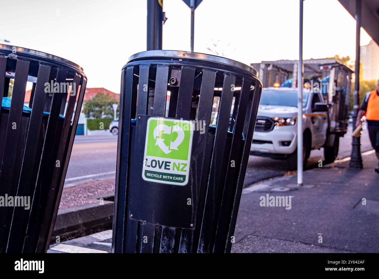 Adesivo Love NZ Recycle with Care, decalcomania su un cestino della spazzatura che sta per essere svuotato in una strada principale di Ponsonby, Auckland, nuova Zelanda Foto Stock