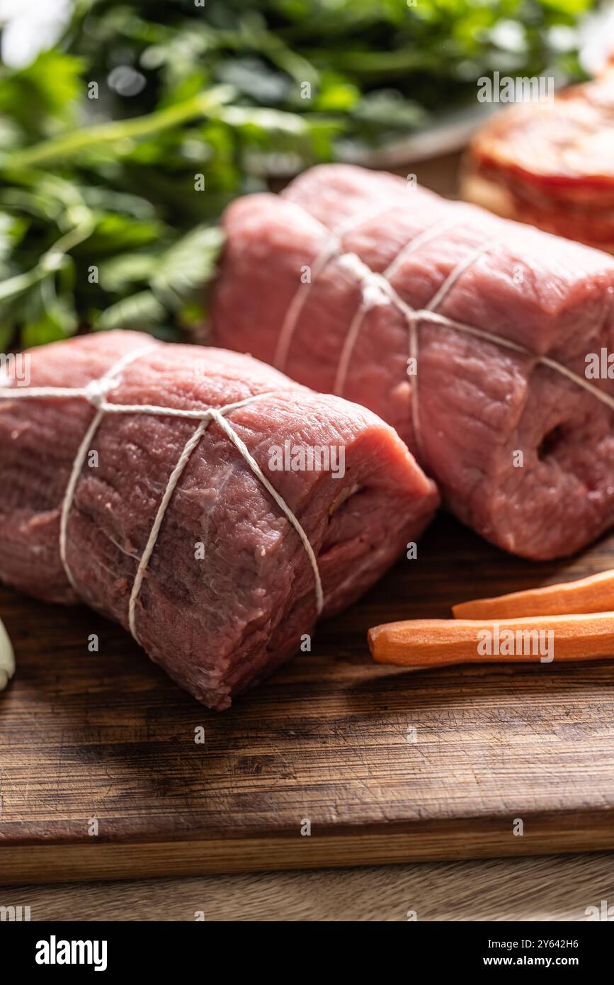 Lombata di manzo cruda preparata per la preparazione del piatto nazionale ceco - lombata alla panna. Foto Stock