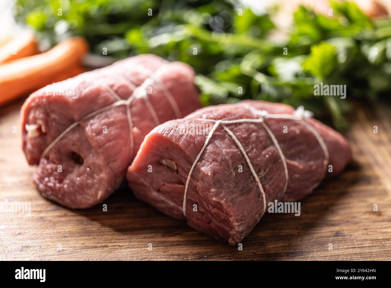 Lombata di manzo cruda preparata per la preparazione del piatto nazionale ceco - lombata alla panna. Foto Stock