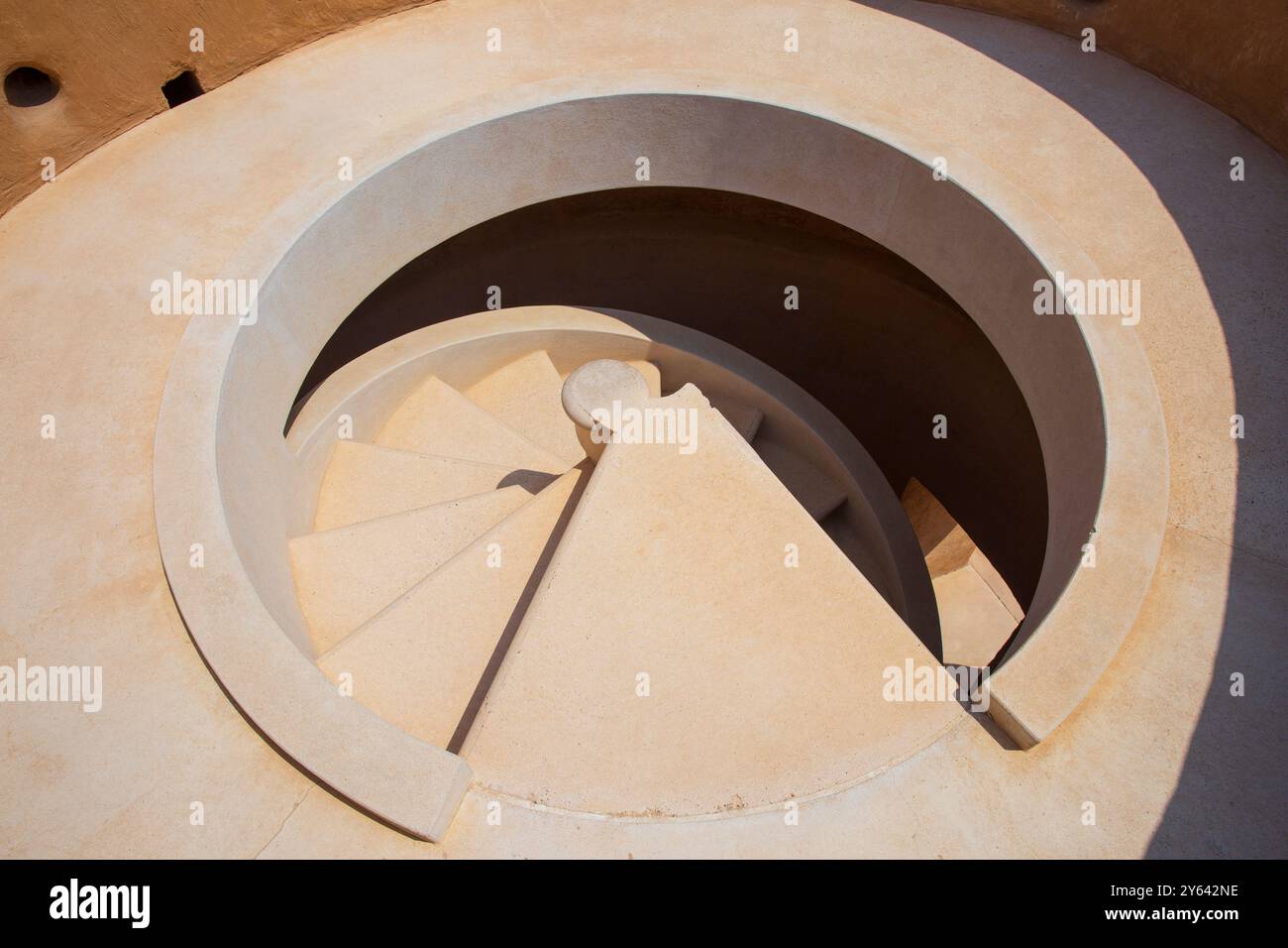Una scala di una delle torri rotonde del forte al Zubara (1938) sulla costa nord-occidentale del Qatar Foto Stock