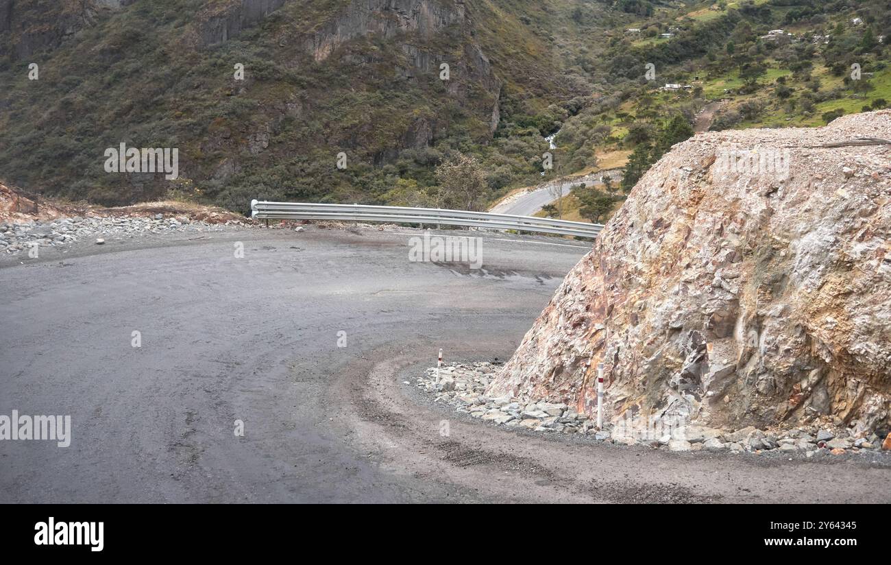 Una svolta stretta su una strada di montagna, Ecuador. Foto Stock