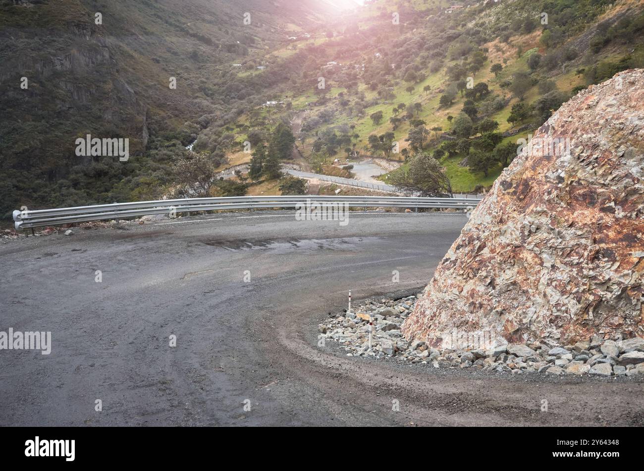 Una svolta stretta su una strada di montagna, Ecuador. Foto Stock