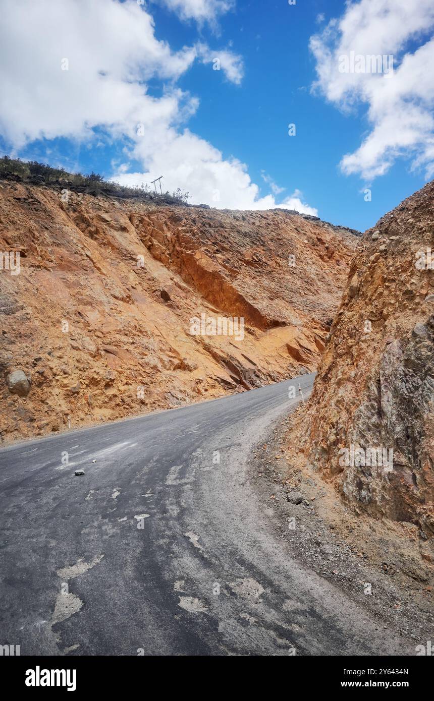 Una svolta stretta su una strada di montagna, Ecuador. Foto Stock
