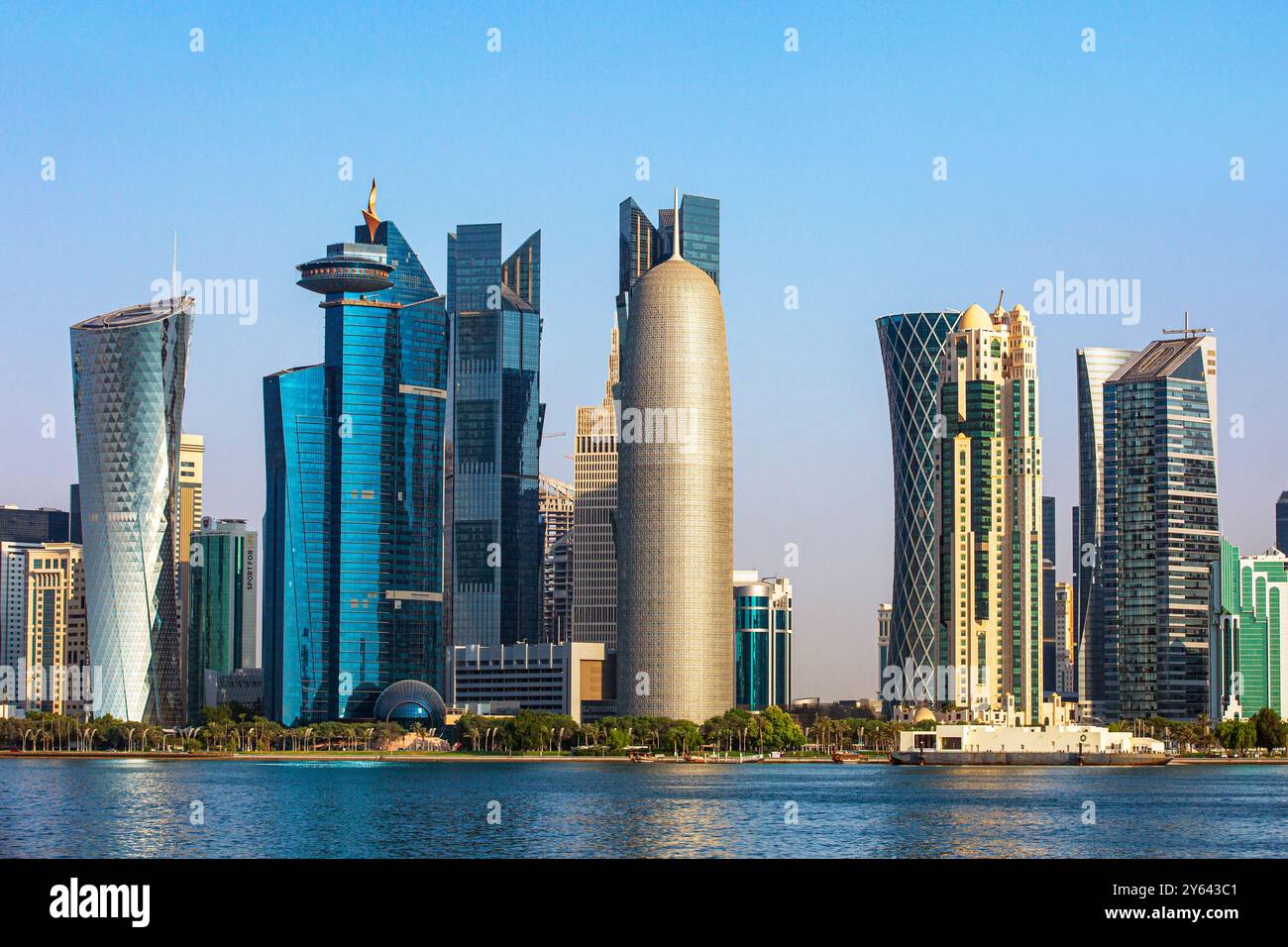 Lo skyline (Torre di Doha, Torre al Baidda, Torre Tornado e Torre al Mirqab) lungo la Corniche di Doha, Qatar Foto Stock
