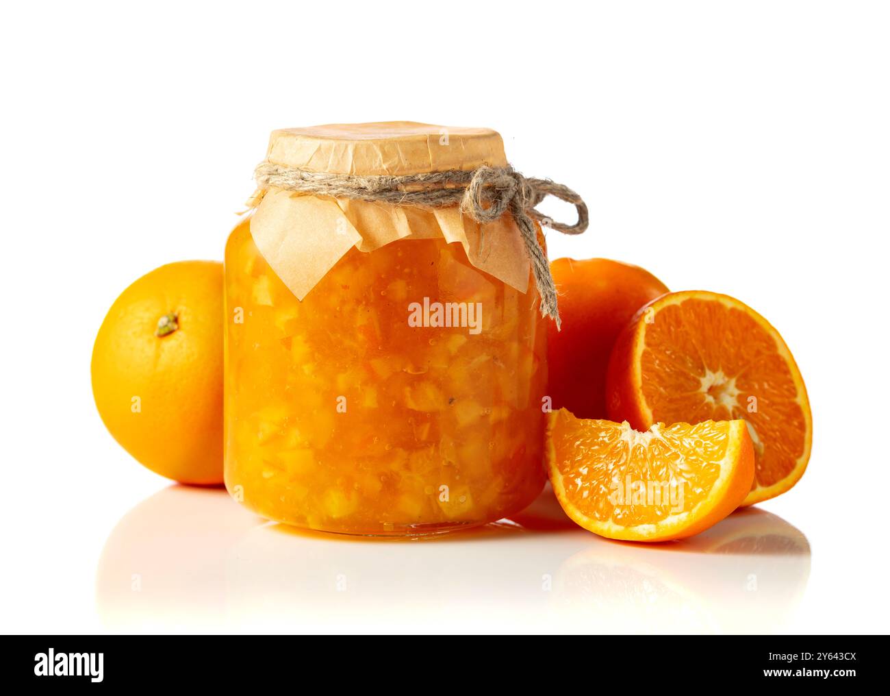 Marmellata d'arancia nel vaso di vetro e frutta fresca isolata su sfondo bianco. Foto Stock