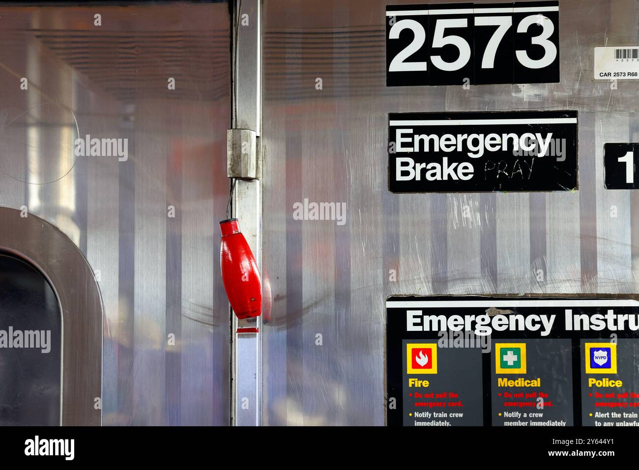 Un cavo di trazione del freno di emergenza all'interno di un'auto della metropolitana di New York. Foto Stock