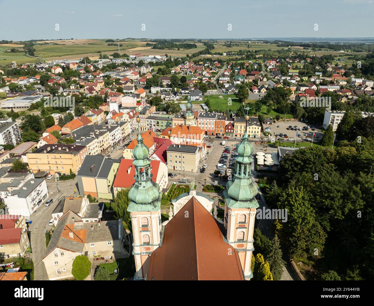 Città di Otmuchow in estate. Panorama di Otmuchow dalla mosca aerea del drone. Vista aerea del castello e della chiesa di Otmochow, una città nella contea di Nysa, Opole Voivo Foto Stock